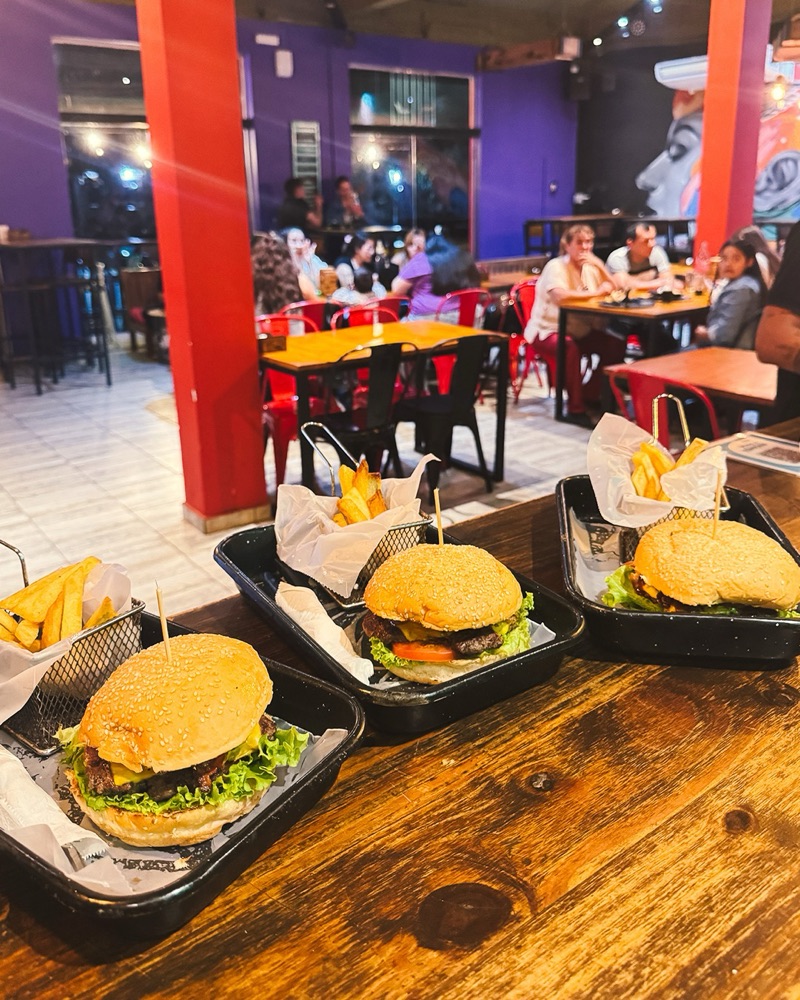 Hamburguesas con papas fritas sobre la barra de madera de Cuna de Canoas